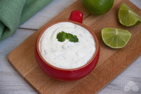 Сметанный соус с кинзой, чесноком и соком лайма – простой и вкусный ...