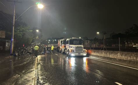 Vídeo Caminhão tomba e espalha carga pela av Cristiano Machado em BH