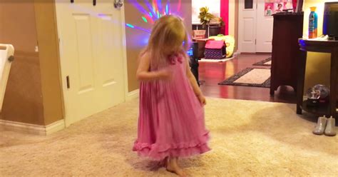 Adorable Little Girl Plans Fashion Show For Mom And The Internet Can't ...