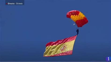 El Militar Con M S De Saltos Que Ha Saltado Con La Bandera De