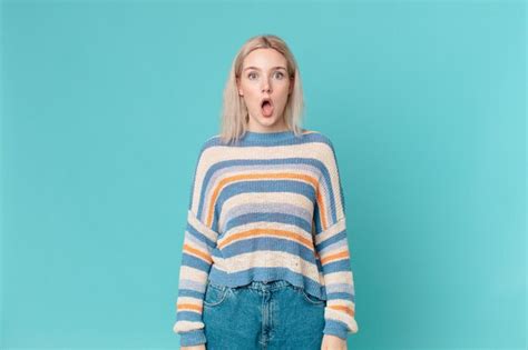 Jolie Femme Blonde Semblant Très Choquée Ou étonnée Photo Premium