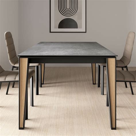 Table moderne extensible en céramique avec pieds bois et métal Okaso