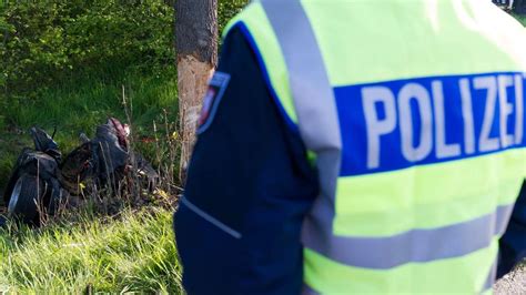 Kitzingen Bayern Frau Stirbt Nach Aufprall Gegen Baum