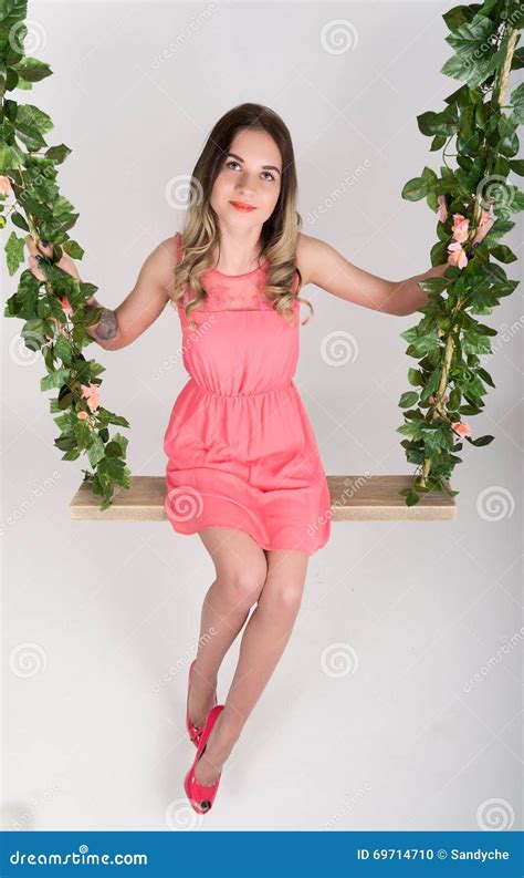 Belle Jeune Blonde Aux Longues Jambes Dans Une Petite Robe Rose Et Des Chaussures à Talons Hauts