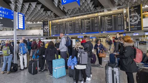 Wieder Sommer Chaos an Flughäfen Das sagen Lufthansa und