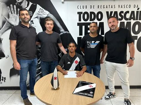 Promessa Da Base Do Vasco Assina Contrato Profissional Multa De R