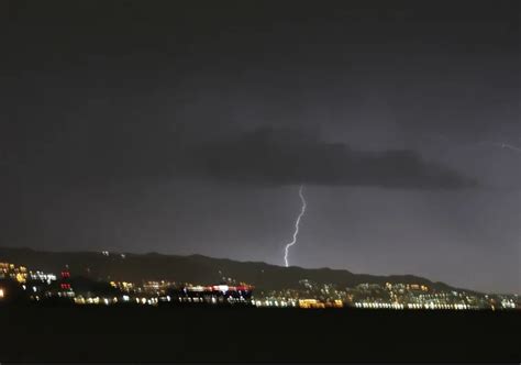 Una Potente Tormenta Descarga Cientos De Rayos Y Granizo Sobre M Laga