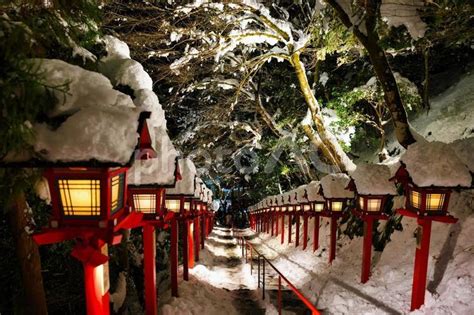 雪の貴船神社ライトアップ 石段と灯篭 No 25862669｜写真素材なら「写真ac」無料（フリー）ダウンロードok