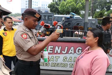 Polrestro Tangerang Kota Cek Suhu Tubuh Pengunjung