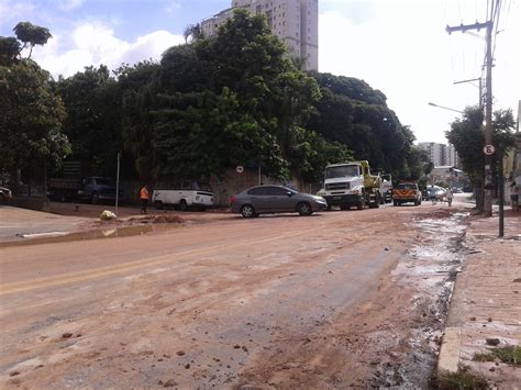 Adutora Da Sabesp Rompe E Bloqueia Avenida Vila Ema Na Zona Leste