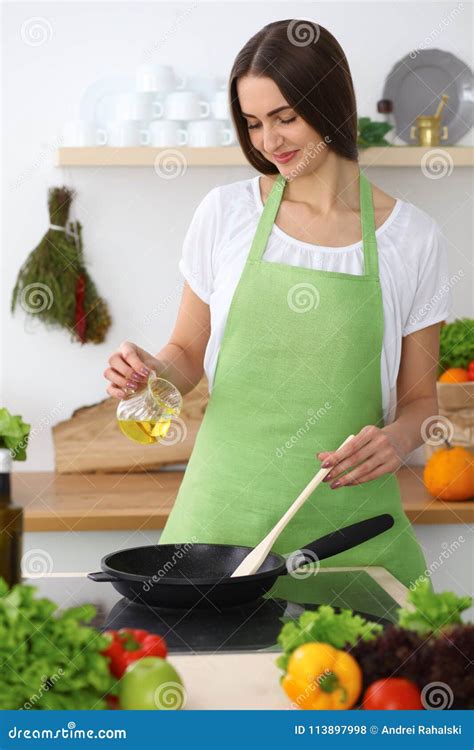 Il Bello Latino Americano O La Donna Dell America Latina Sta Tenendo Il Cucchiaio Di Legno