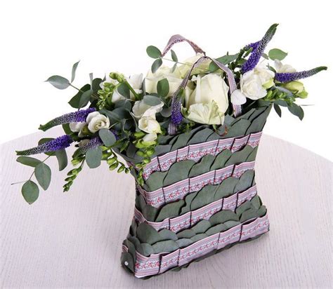 Озеленение и оформление: Сумочки из цветов | Flower arrangements ...