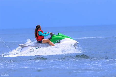 Jet Ski Dan Olahraga Air Di Pantai Tanjung Benoa Bali Di Bali Indonesia