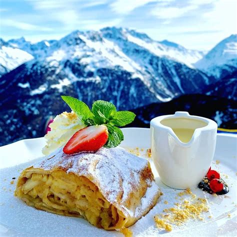 Tiroler Apfelstrudel Mit Aussicht An Der Gaislachkogl Mittelstation In