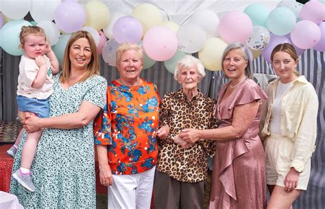 Une arrière arrière arrière grand mère ayant 92 petits enfants fête son