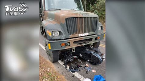 桃園男跨雙黃線！逆向對決「撞最硬的車」 機車撞爛卡車底 鏡週刊 Mirror Media