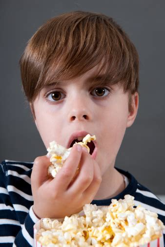 남자아이 Tv로 영화 및 팝콘 6 7 살에 대한 스톡 사진 및 기타 이미지 6 7 살 갈색 머리 귀여운 Istock