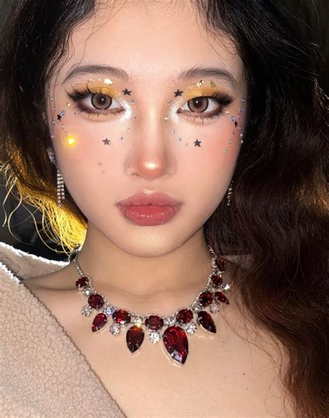 Pin By 🌸𝒮𝑜𝒻𝒾𝒶 𝒞𝑜𝓂𝓅𝑒𝒶𝓃🌸 On ♡cute Makeup Looks♡ Rave Makeup Yellow Makeup Makeup Inspiration