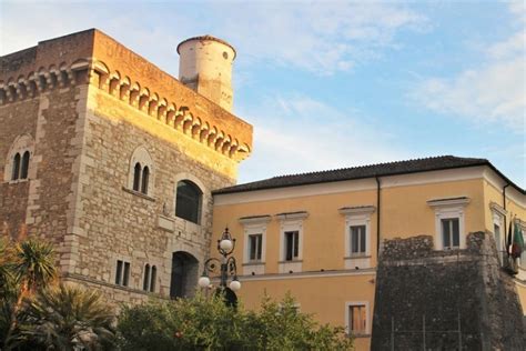 Stop Alla Violenza Sulle Donne La Rocca Si Illumina Di Rosso