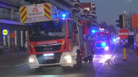 Brandweervoertuigen En Ambulances Met Spoed Onderweg Naar Interventies