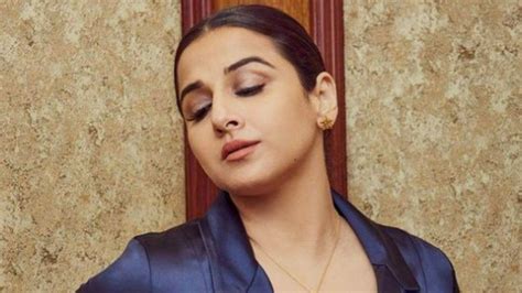 Vidya Balan पार्टी में इस शख्स ने खींचा विद्या बालन की साड़ी का पल्लू वीडियो सामने होते ही