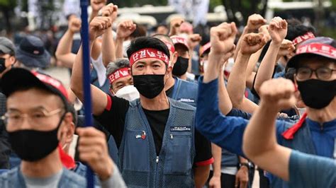 Thousands rally in Seoul, defying government COVID-19 curbs