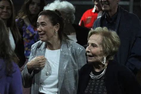 Gl Ria Menezes Faz Rara Apari O E Prestigia Lilia Cabral No Teatro