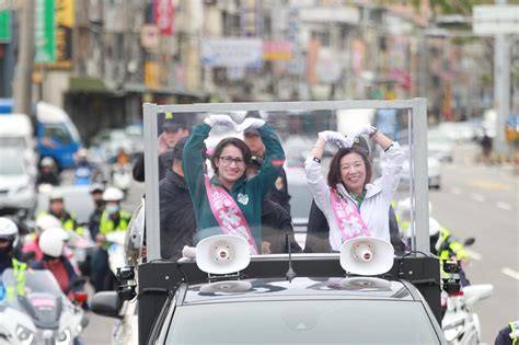 蕭美琴首次車掃就給林靜儀 台中掃街拜票衝人氣 上報 焦點