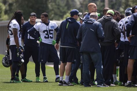 Seahawks Deshawn Shead Practices For First Time Since Acl Injury