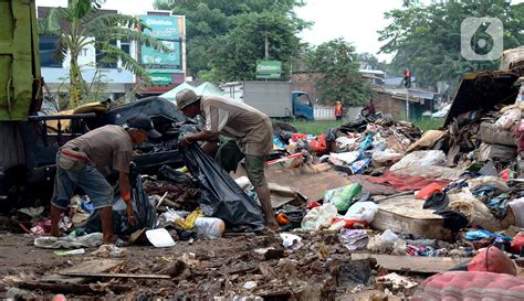 FOTO Petugas PPSU Angkut Sampah Sisa Banjir Di Cipinang Melayu Foto