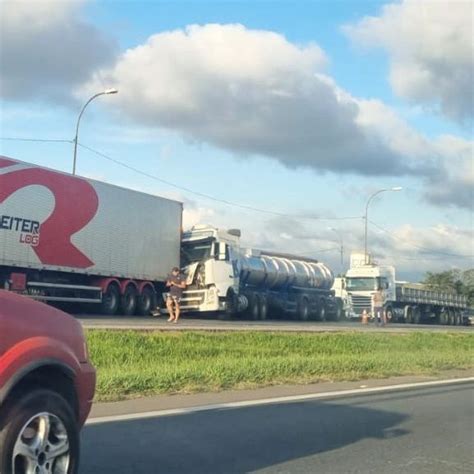 Colis O Entre Duas Carretas No Per Metro Leste Em S O Jos Dos Pinhais