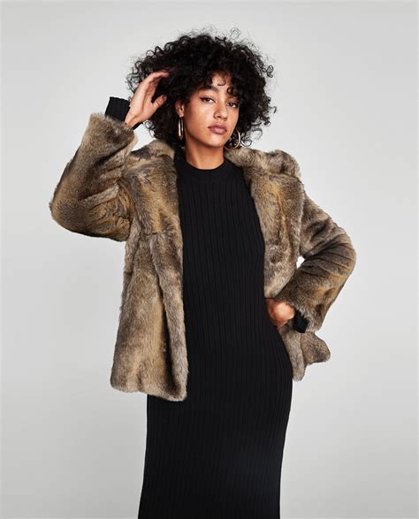 изображение 2 из ШУБА ИЗ ИСКУССТВЕННОГО МЕХА С КАПЮШОНОМ от Zara ...