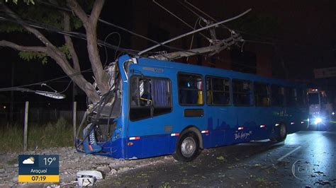 Ônibus bate em poste após motorista dormir ao volante em Belo Horizonte