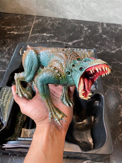 Hot Toys Tracker Predator On Carousell