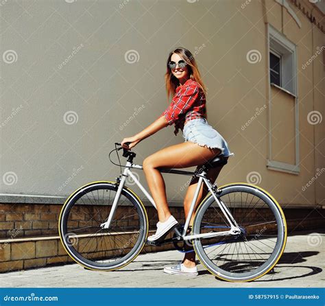 Donna Sexy Su Una Bicicletta Fissa Dellingranaggio Immagine Stock