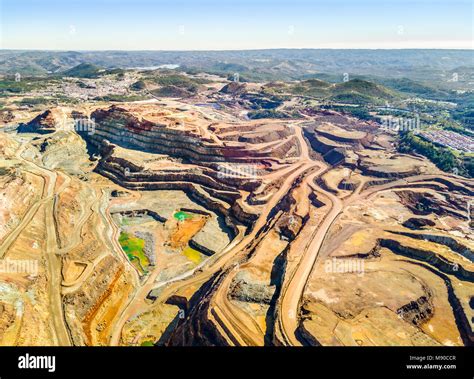 Vista aérea de la enorme mina a cielo abierto moderno en Minas de