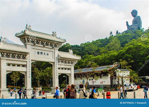 O Turista Visitou A Est Tua De Tian Tan Buddha Do Gigante No Pico Da