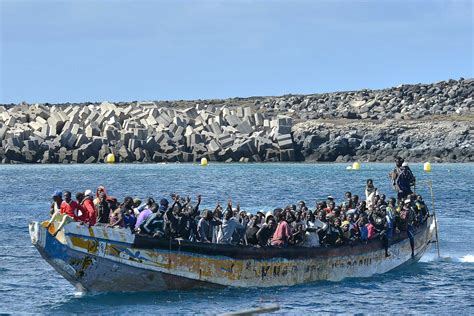 Duas Embarca Es Mais De Pessoas Chegaram A Ilha Espanhola