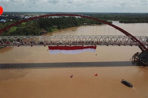 Sambut HUT Ke 77 RI Bendera Merah Putih Berkibar Di Jembatan Kahayan