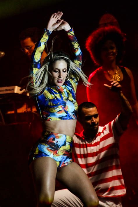 Claudia Leitte Mostra Requebrado Em Show Modelito Sexy Famosos