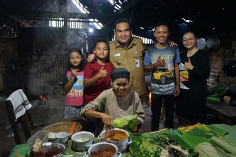 Sego Pecel Pawon Mbah Minah Kuliner Khas Di Randublatung Yang Lagi Hits