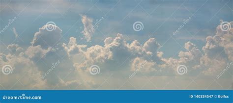 Nube Hinchada En El Fondo Del Cielo Azul Imagen De Archivo Imagen De