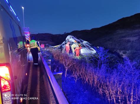 En Imágenes Un camionero muere al volcar su camión en la N 122 a la