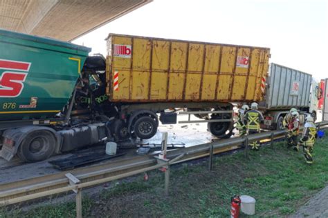 Zwei schwere LKW Unfälle auf der A4 Vier LKW kollidieren