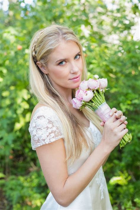 Jolie Jeune Mariée Blonde Souriant à L appareil photo Image stock Image du adulte mariée