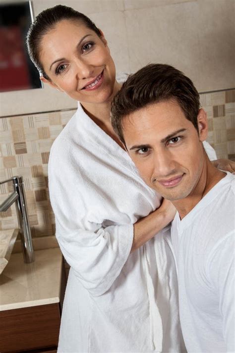 Couples Dans Lamour à La Salle De Bains Photo Stock Image Du