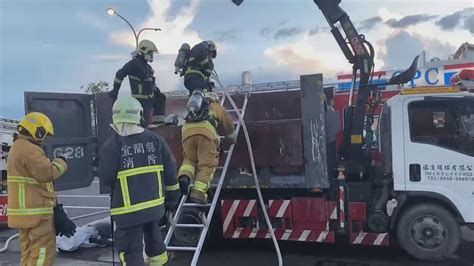 疑天氣太熱！宜蘭抓斗車路上起火 停加油站用洗車水滅火｜四季線上4gtv