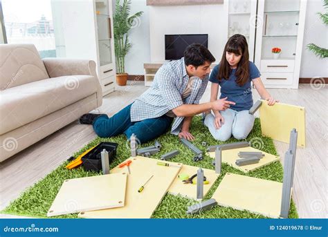 Los Muebles De Junta De La Familia Joven En La Nueva Casa Foto De