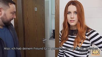 HUNT4K Cuck bleibt in der öffentlichen Toilette und beobachtet den Sex