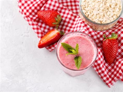 En Lezzetli Çilekli Smoothie Tarifi İçecek Tarifleri